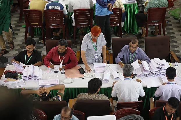 জাহাঙ্গীরনগর বিশ্ববিদ্যালয়ের কেন্দ্রীয় শিক্ষার্থী সংসদ নির্বাচনে ভোট গণনা চলছে। আজ শনিবার সকালে, সিনেট হলে