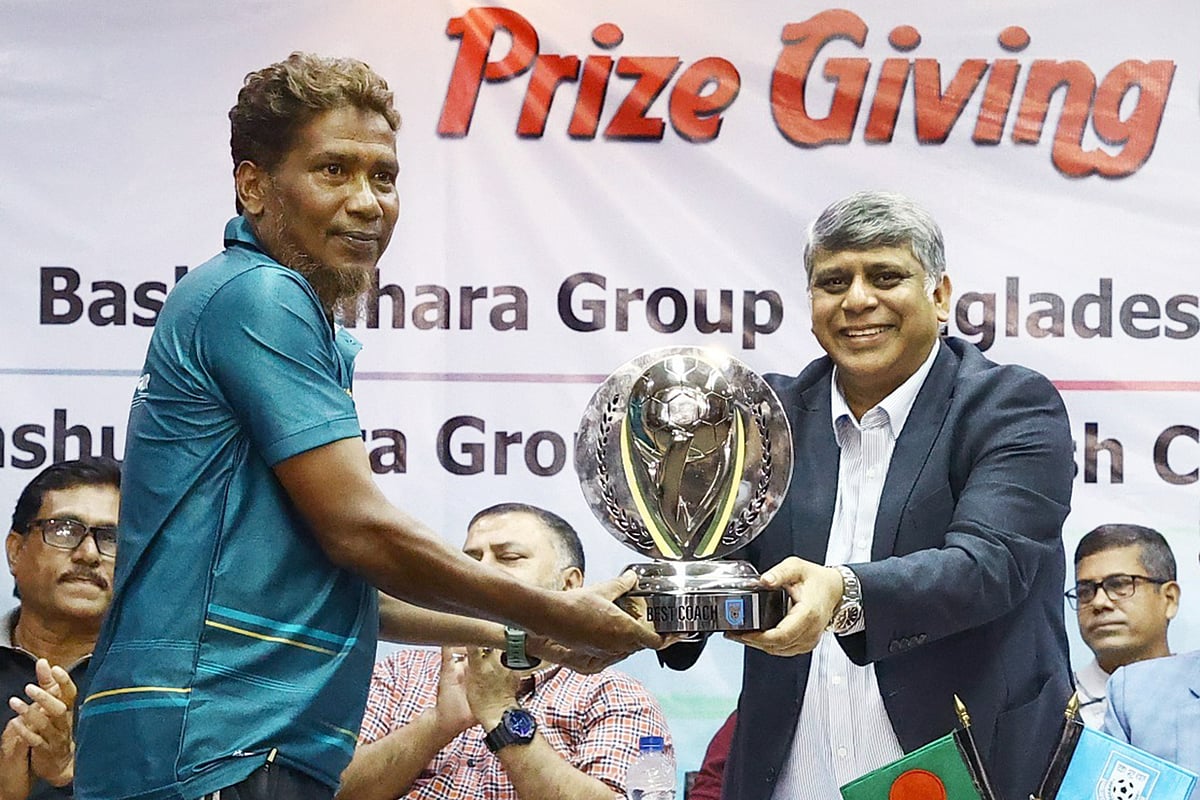 সেরা কোচের পুরস্কার জেতেন আলফাজ আহমেদ। আজ বাফুফে ভবনে আয়োজিত অনুষ্ঠানে
