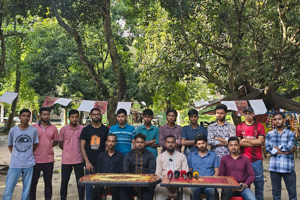 সংবাদ সম্মেলনে ভিপি পদ থেকে মনোনয়নপত্র প্রত্যাহারের ঘোষণা দেন শাখা ছাত্রদলের সাংগঠনিক সম্পাদক মাহমুদুল মিঠু। আজ শনিবার বিকেলে বিশ্ববিদ্যালয়ের পরিবহন মার্কেটে