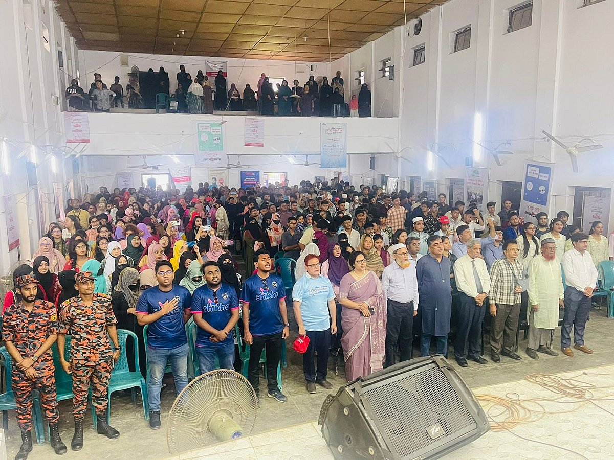 জাতীয় সংগীতের মধ্য দিয়ে শুরু হয় জিপিএ–৫ সংবর্ধনা অনুষ্ঠান। শনিবার সকালে নারায়ণগঞ্জ সরকারি বালিকা উচ্চবিদ্যালয় মিলনায়তনে