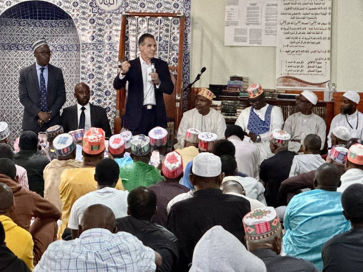 নিউইয়র্ক নগরের ব্রঙ্কসের ফুতা ইসলামিক সেন্টারে বক্তৃতা করছেন স্বতন্ত্র মেয়র প্রার্থী অ্যান্ড্রু কুমো। ১২ সেপ্টেম্বর, ব্রঙ্কস