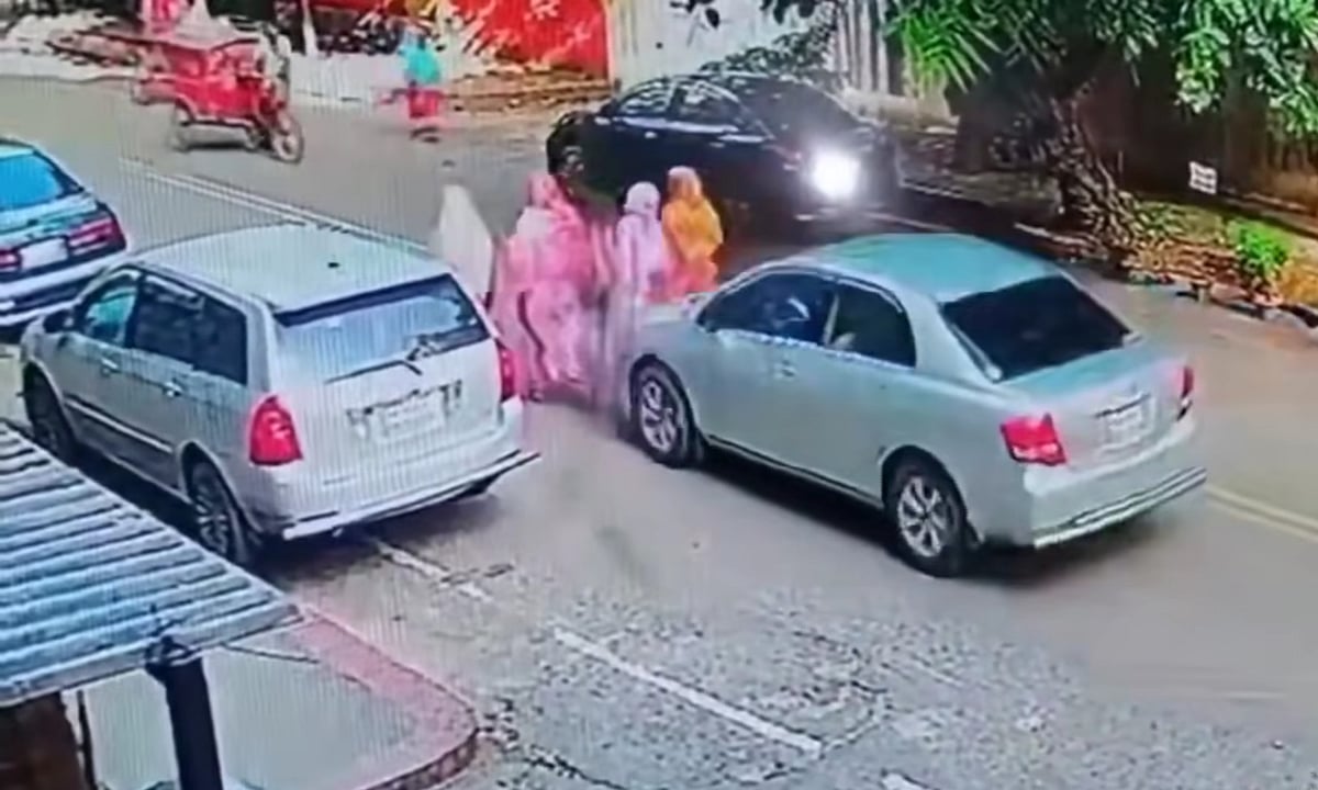 রাজধানীতে চার নারীকে পেছন থেকে ধাক্কা দেয় একটি প্রাইভেট কার