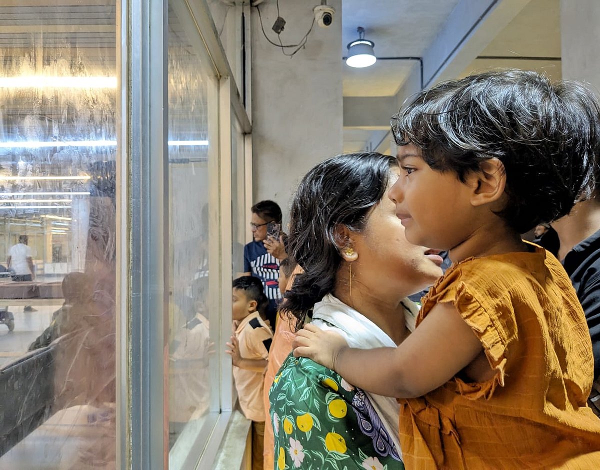 বাবা চলে যাচ্ছে দেখে কান্নায় ভেঙে পড়ে ছোট্ট আরিয়া