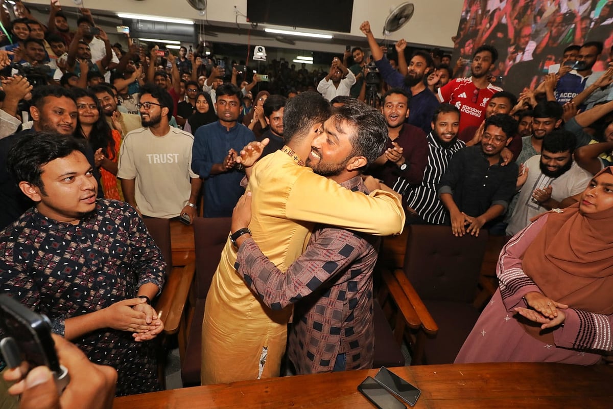 জাকসু নির্বাচনের ফলাফল ঘোষণার পর নবনির্বাচিত ভিপি আবদুর রশিদ (জিতু) ও জিএস মো. মাজহারুল ইসলাম