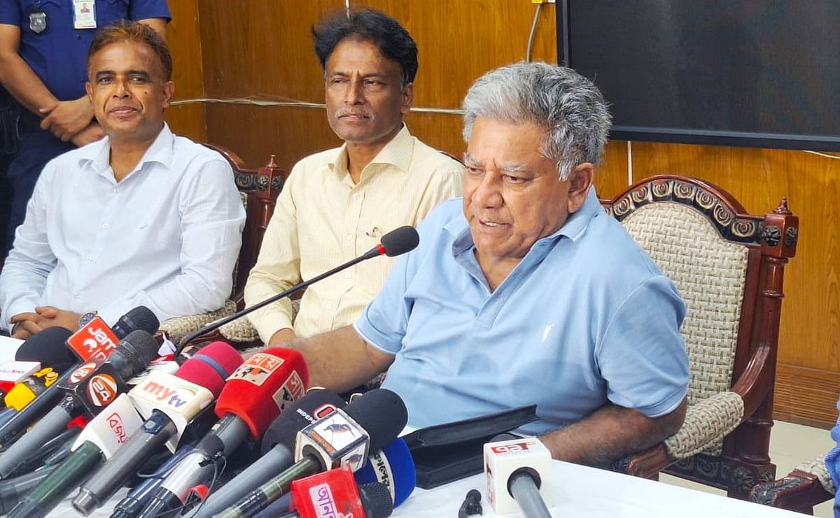 সাংবাদিকদের সঙ্গে মতবিনিময় করেন নৌপরিবহন উপদেষ্টা এম সাখাওয়াত হোসেন। আজ শনিবার দুপুরে বরিশাল সার্কিট হাউসে