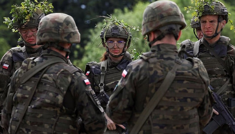 স্বেচ্ছা সামরিক প্রশিক্ষণ কর্মসূচিতে অংশগ্রহণকারীদের সঙ্গে পোল্যান্ড প্রশাসনের কর্মকর্তারা। ব্রানিও, পোল্যান্ড; ২৪ জুন ২০২৫