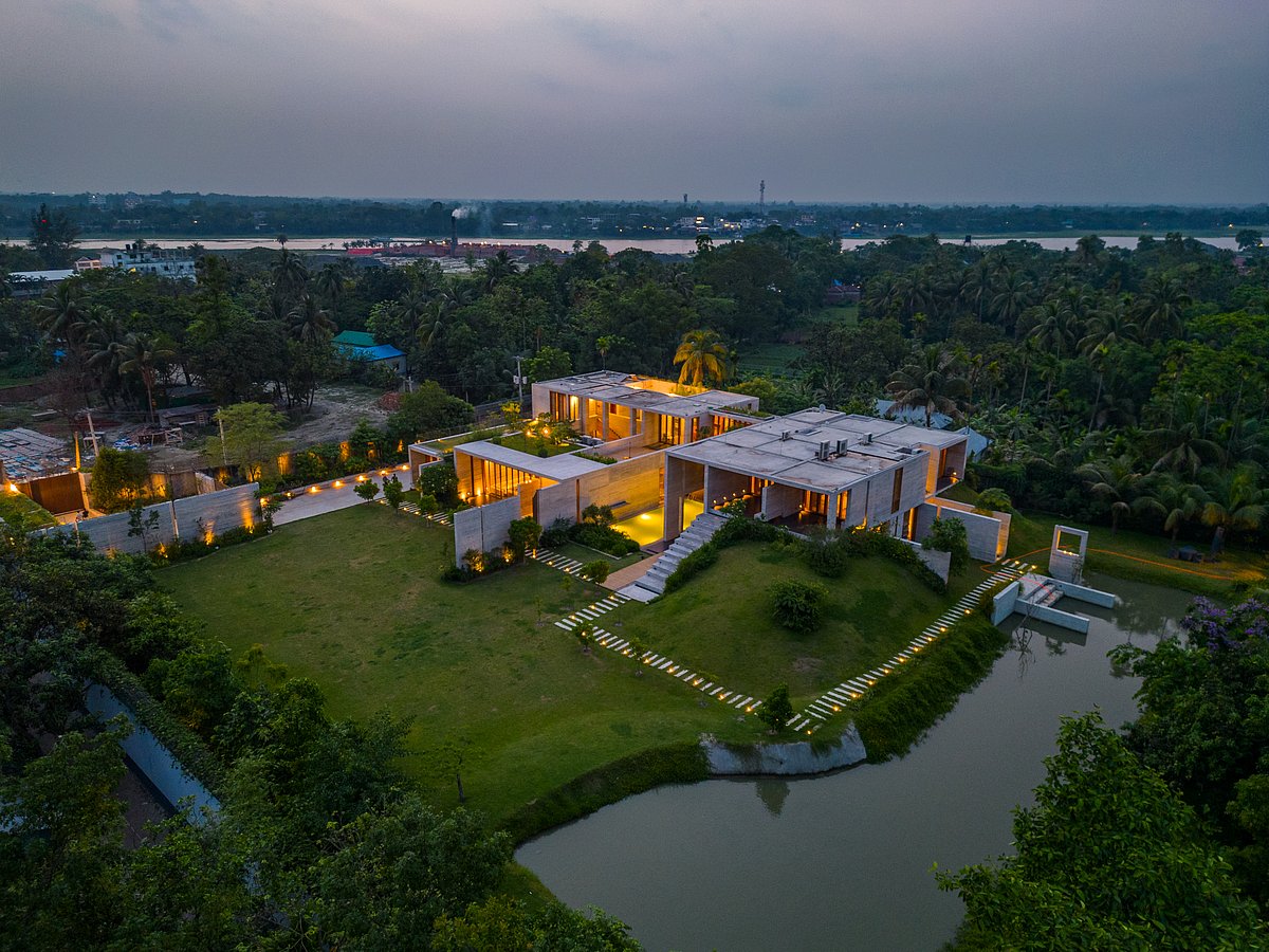 চার বিঘা জমির ওপর তৈরি হয়েছে বাড়িটি