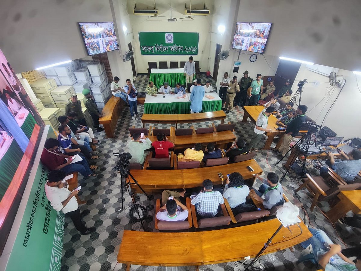 জাকসু নির্বাচনে ভোট গণনা করা হয় বিশ্ববিদ্যালয়ের সিনেট হলে