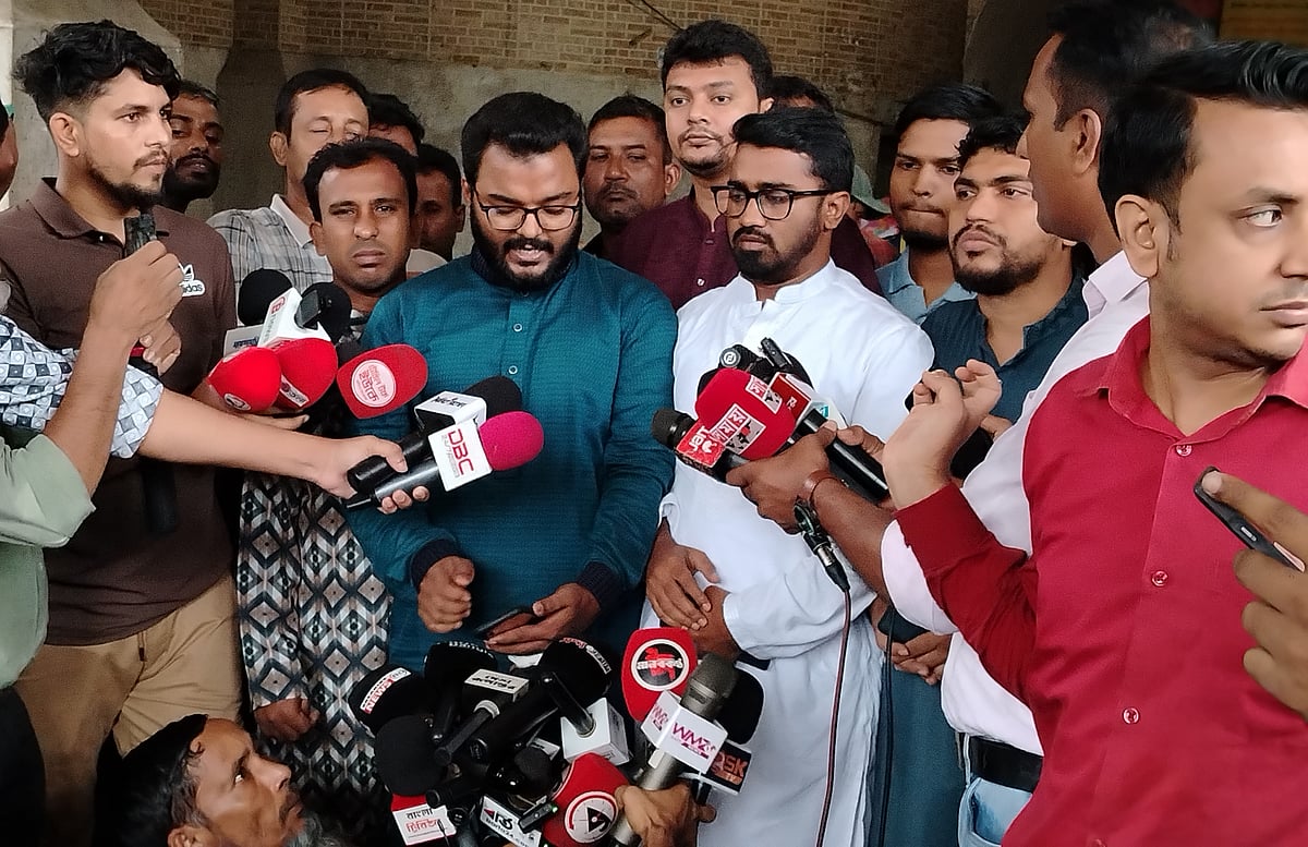 গণ অধিকার পরিষদের সংবাদ সম্মেলন। আজ রোববার ঢাকা মেডিকেল কলেজ হাসপাতাল প্রাঙ্গণে