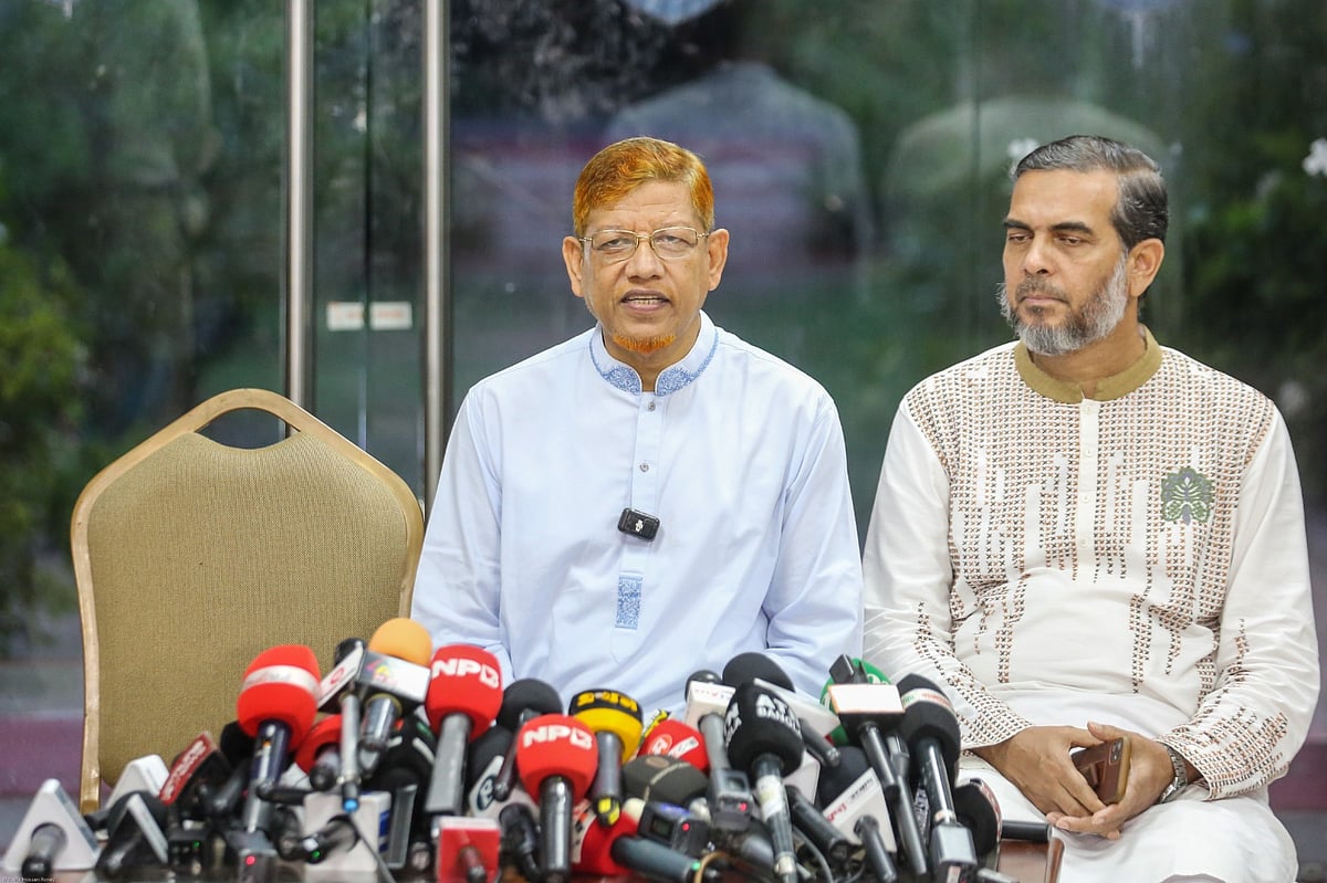 জুলাই সনদের বাস্তবায়নের উপায় নিয়ে জাতীয় ঐকমত্য কমিশনের সঙ্গে রাজনৈতিক দলগুলোর নেতাদের বৈঠক শেষে সাংবাদিকদের সঙ্গে কথা বলেন জামায়াতে ইসলামীর সহকারী সেক্রেটারি জেনারেল হামিদুর রহমান আযাদ। আজ রোববার বিকেলে রাজধানীর ফরেন সার্ভিস একাডেমিতে