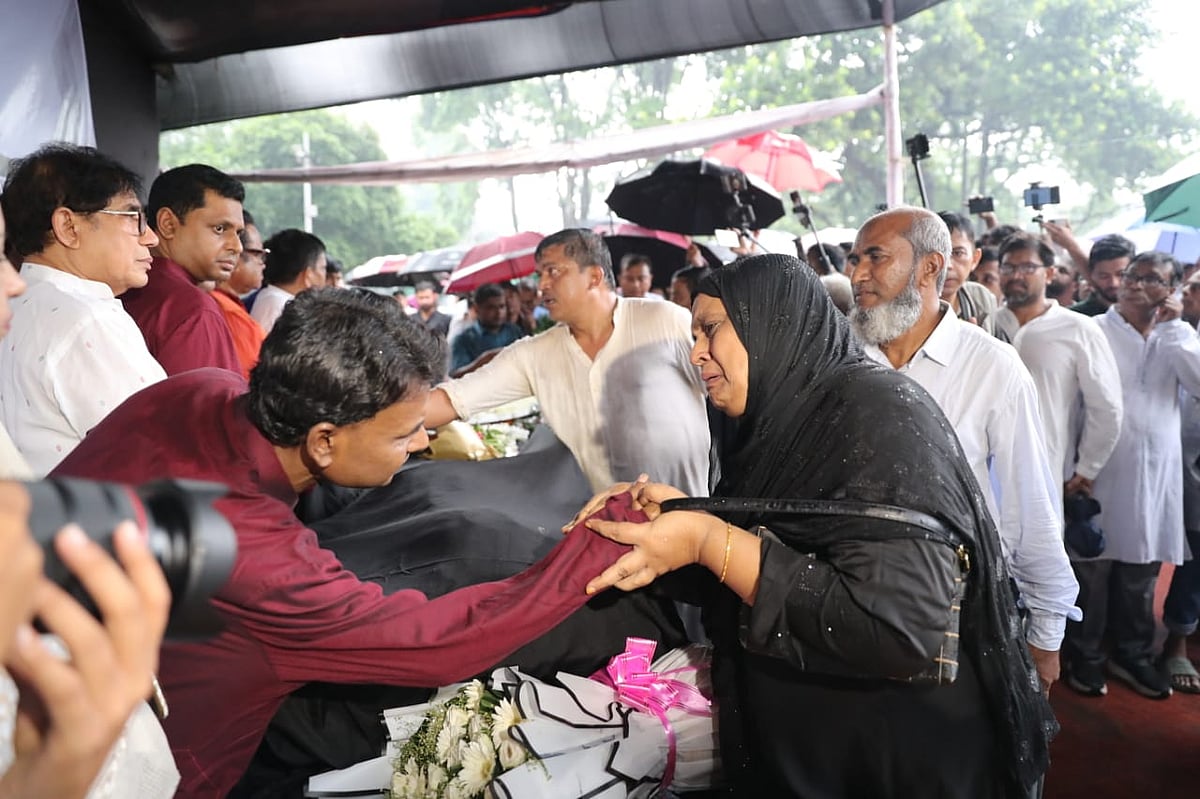 ফরিদা পারভীনের শেষশ্রদ্ধা জানাতে এসে কেউ কেউ কান্নায় ভেঙে পড়েন