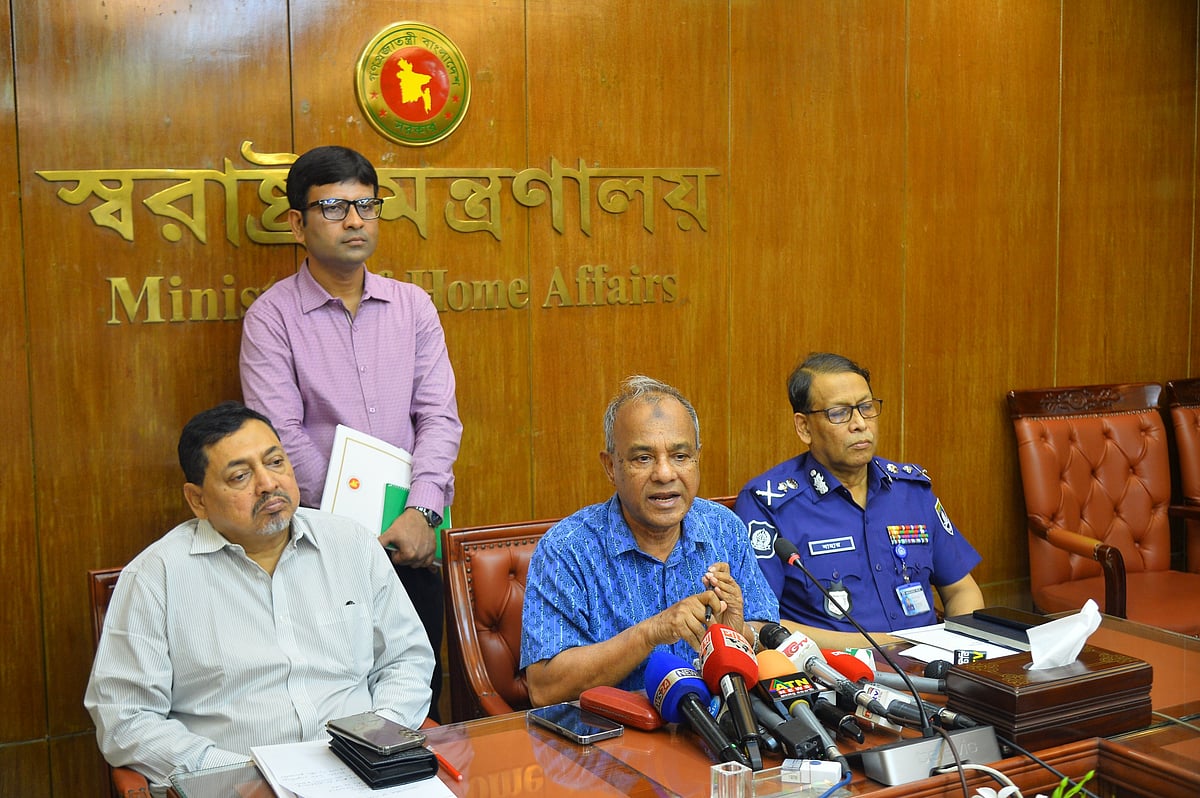 স্বরাষ্ট্র উপদেষ্টা লেফটেন্যান্ট জেনারেল (অব.) মো. জাহাঙ্গীর আলম চৌধুরী। আজ রোববার দুপুরে সচিবালয়ে স্বরাষ্ট্র মন্ত্রণালয়ের সম্মেলনকক্ষে