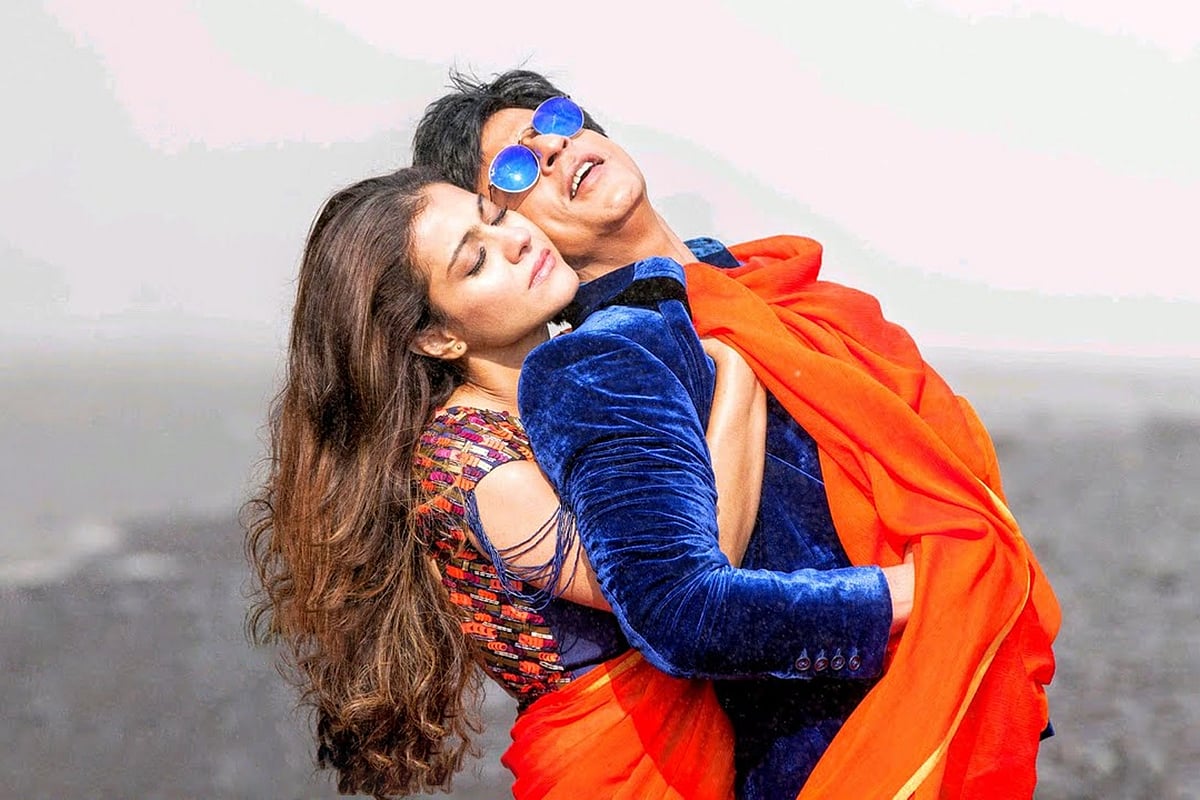 ‘গেরুয়া’ গানের দৃশ্যে কাজল ও শাহরুখ। আইএমডিবি