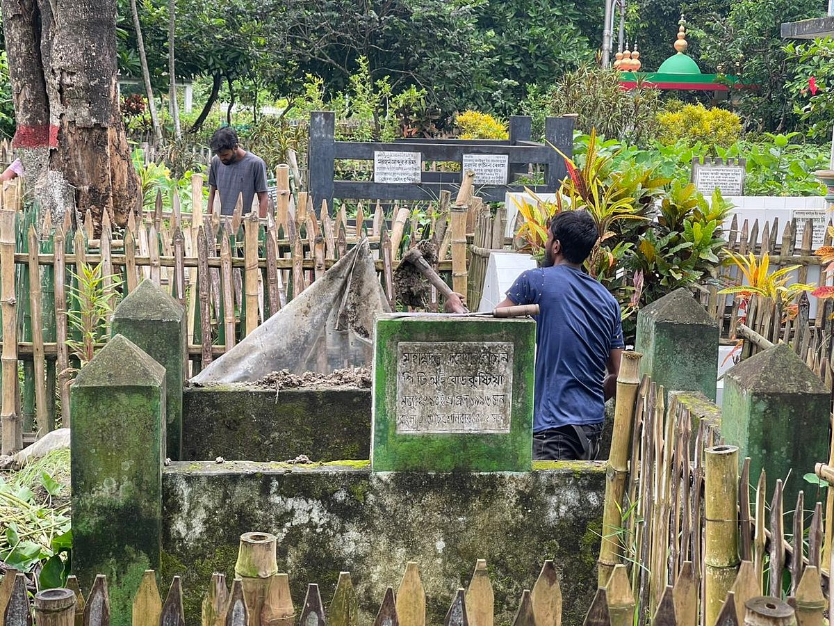 কুষ্টিয়া পৌর গোরস্থানে বাবা-মায়ের কবরে শায়িত হবেন ফরিদা পারভীন। খোঁড়া হচ্ছে কবর। রোববার দুপুরে