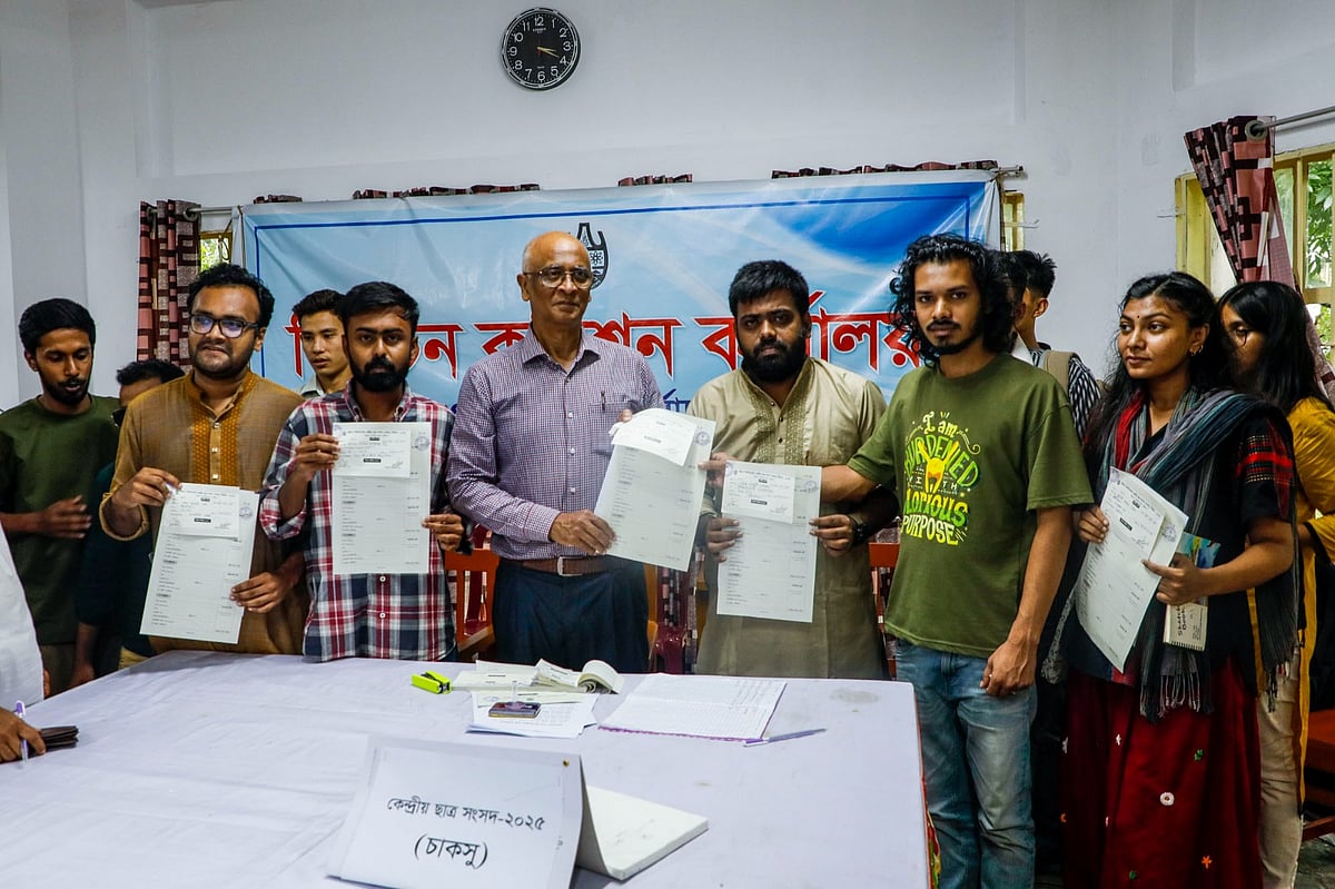 শুরু হয়েছে চাকসুর নির্বাচনের মনোনয়নপত্র বিতরণ। প্রথম দিন হওয়ায় ভিড় ছিল কম। কেন্দ্রীয় সংসদের বিভিন্ন পদে মনোনয়নপত্র নিচ্ছেন সমাজতান্ত্রিক ছাত্রফ্রন্ট ও ছাত্র ইউনিয়নের বিশ্ববিদ্যালয় শাখার নেতা-কর্মীদের প্যানেলের(দ্রোহ) শিক্ষার্থীরা। আজ বেলা ৩টা ২০ মিনিটে চাকসু ভবনে