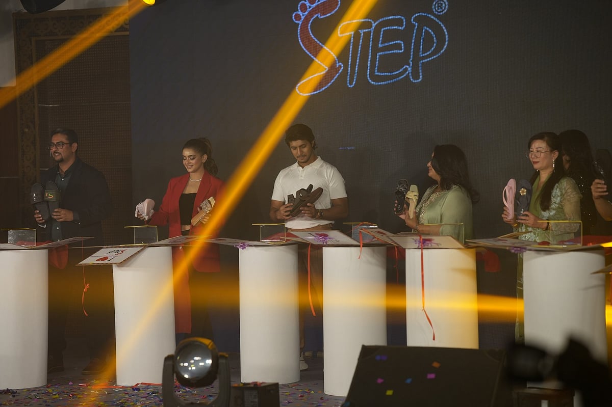 বাজারে এসেছে স্টেপ ফুটওয়্যারের নতুন ১০ মডেলের জুতা। এই উপলক্ষে  গতকাল শনিবার আয়োজিত অনুষ্ঠানে অভিনেতা ও মডেল তৌসিফ মাহবুব এবং তানজিন তিশা আনুষ্ঠানিকভাবে স্টেপ ফুটওয়্যার-এর পণ্যদূত হিসেবেও চুক্তিবদ্ধ হোন