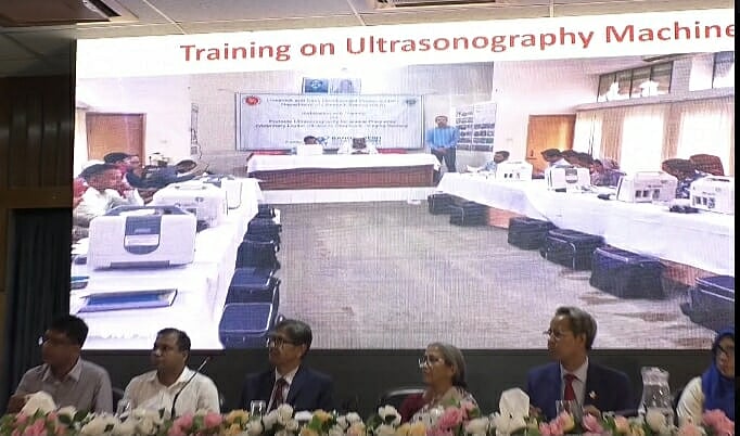 রংপুরে আরডিআরএস মিলনায়তনে প্রাণিসম্পদ অধিদপ্তরের বিভাগীয় পর্যালোচনা সভায় শেখ মুজিবুর রহমান ও শেখ হাসিনার ছবি হঠাৎ দেখা যায়