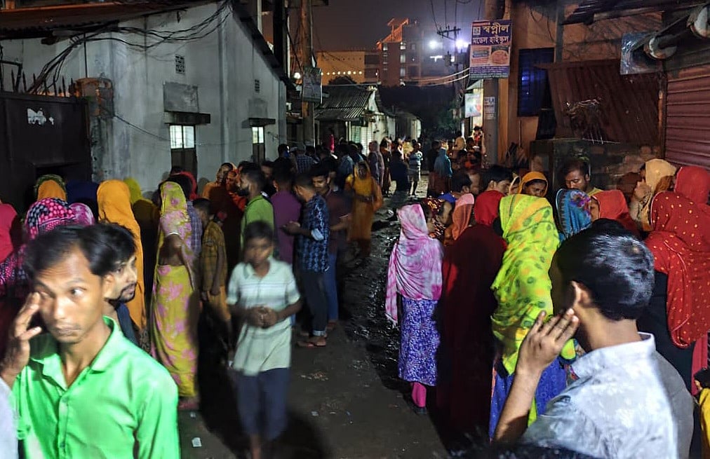 একই পরিবারের তিনজনের মরদেহ উদ্ধারের খবরে স্থানীয় বাসিন্দাদের ভিড়। আজ রোববার রাতে ঢাকার সাভার উপজেলার আশুলিয়ার নরসিংহপুর এলাকায়