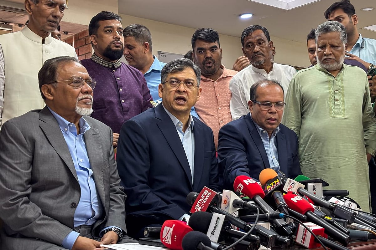 রাজধানীর ফরেন সার্ভিস একাডেমিতে জাতীয় ঐকমত্য কমিশন, প্রধান উপদেষ্টা এবং রাজনৈতিক দলগুলোর বৈঠক শেষে সাংবাদিকদের সঙ্গে কথা বলেন সালাহউদ্দিন আহমদ। ১৪ সেপ্টেম্বর