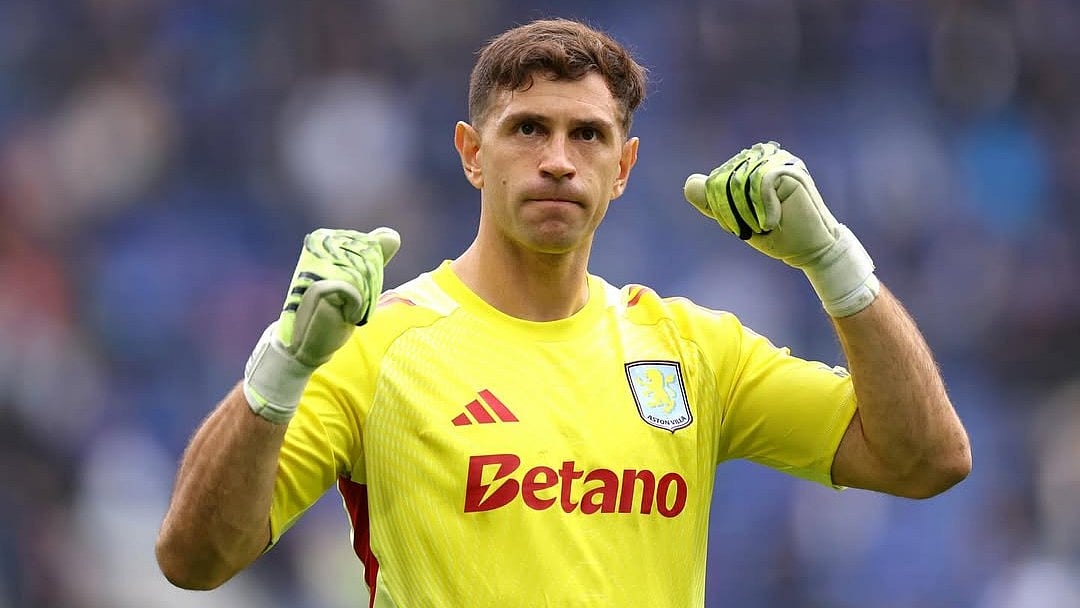 অ্যাস্টন ভিলার হয়ে গতকাল রাতে মাঠে নেমেছেন এমিলিয়ানো মার্তিনেজ