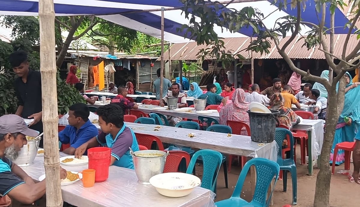 রাজশাহীর পবা উপজেলার বামনশিকড় গ্রামে চল্লিশার আয়োজন করা হয়। গতকাল শনিবার দুপুরে