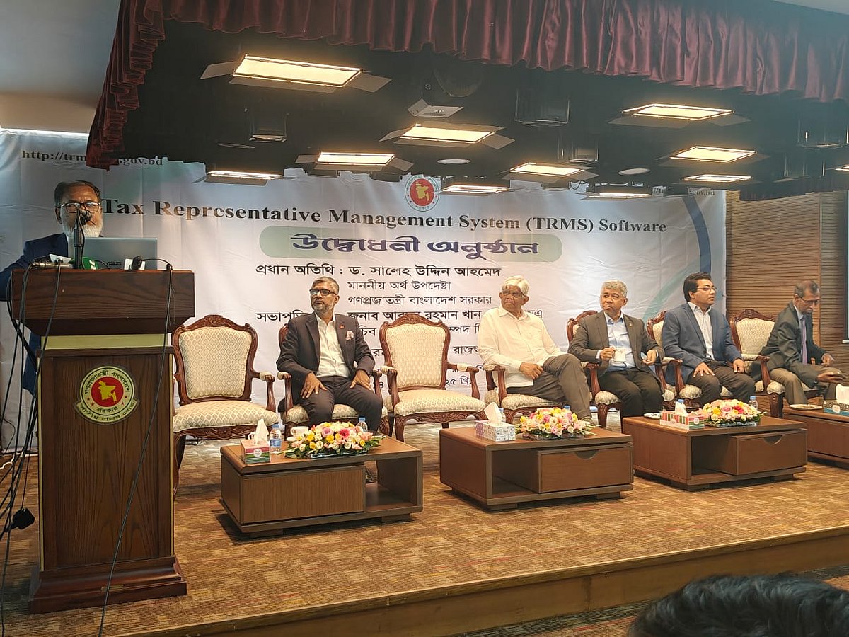 আজ এনবিআর ভবনে অনলাইনে আয়কর রিটার্ন জমা দেওয়ার সফটওয়ার উদ্বোধন অনুষ্ঠানে অর্থ উপদেষ্টাসহ উপস্থিত অতিথিদের একাংশ