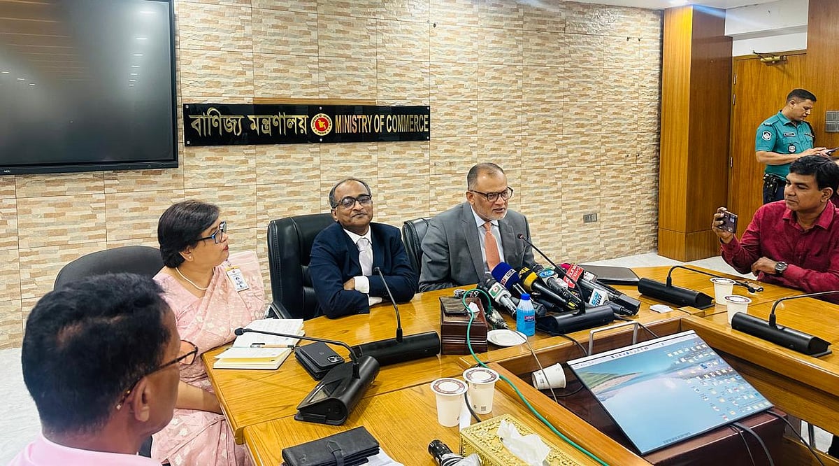 আজ রোববার সচিবালয়ে যুক্তরাষ্ট্রের সহকারী বাণিজ্য প্রতিনিধি ব্রেন্ডেন লিঞ্চের নেতৃত্বাধীন প্রতিনিধিদলের সঙ্গে অনুষ্ঠিত বৈঠক শেষে বাণিজ্য উপদেষ্টা শেখ বশিরউদ্দীন সংবাদ সম্মেলনে বক্তব্য রাখছেন