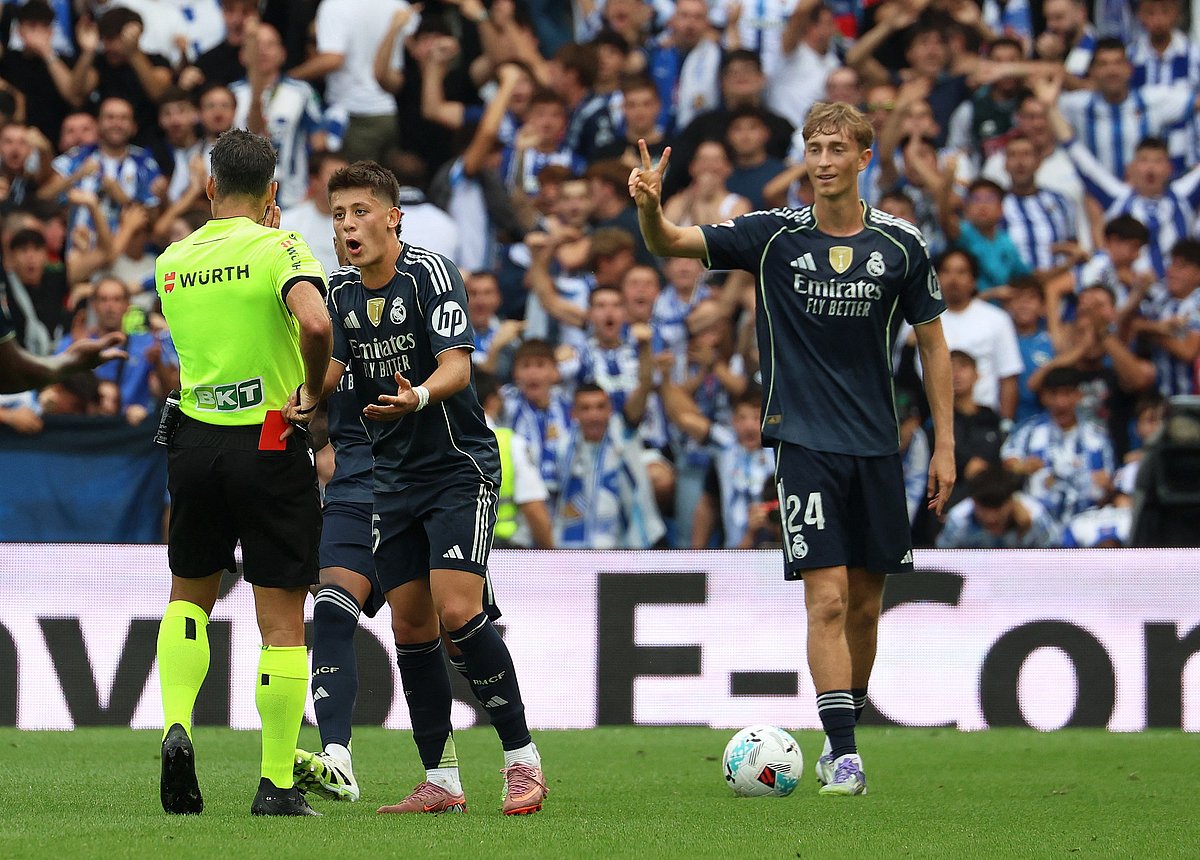 রিয়াল মাদ্রিদের ডিন হাউসেনকে (ডানে) লাল কার্ড দেখাচ্ছেন রেফারি