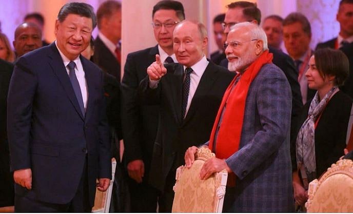 তিয়ানজিনে এসসিও সম্মেলনে সি চিন পিং, ভ্লাদিমির পুতিন ও নরেন্দ্র মোদি