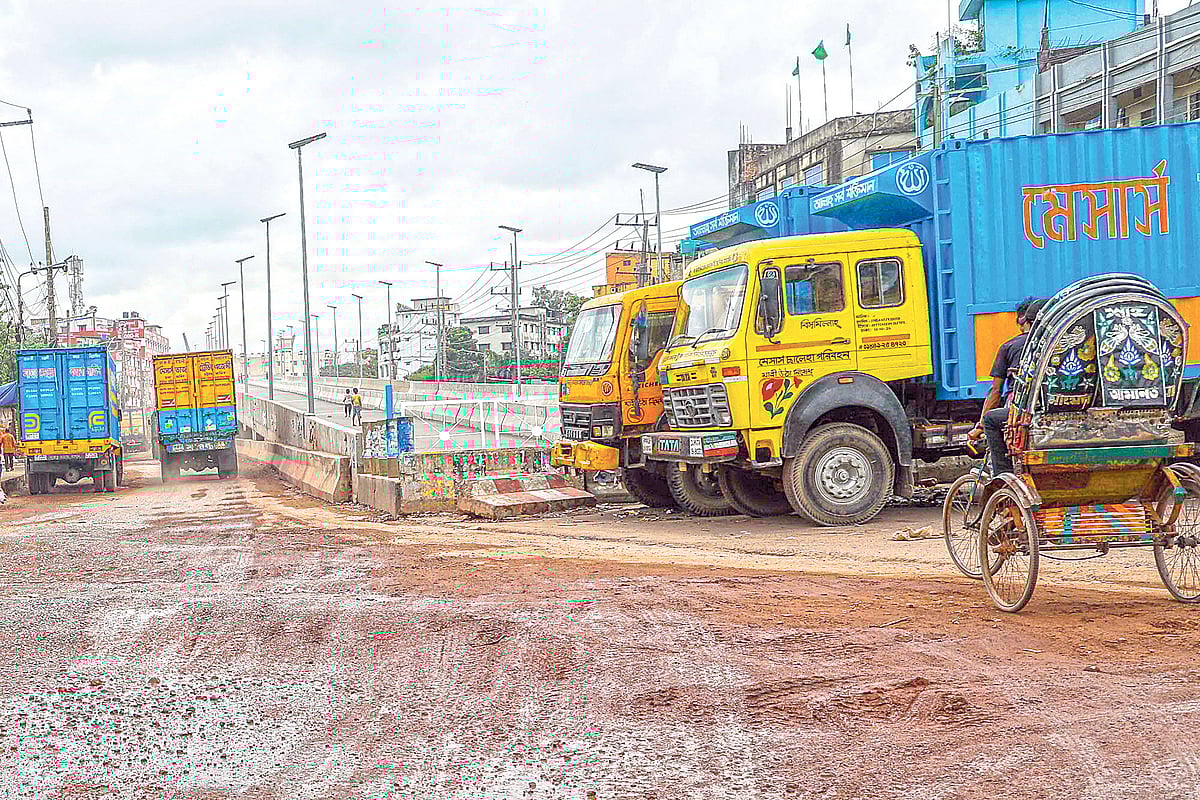 এলিভেটেড এক্সপ্রেসওয়ের র্যাম্পের কাজ চলছে। ফলে সড়কে তৈরি হয়েছে যানজট। গতকাল বেলা একটায় চট্টগ্রাম নগরের নিমতলা এলাকায়
