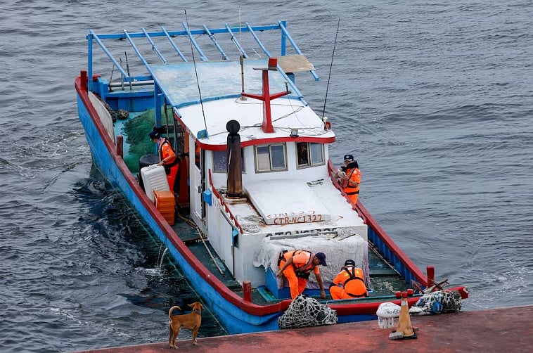 তাইওয়ান কোস্টগার্ডের কর্মকর্তারা তাইনানে একটি মাছ ধরার নৌকা পরিদর্শন করছেন। ২৭ আগস্ট, ২০২৫