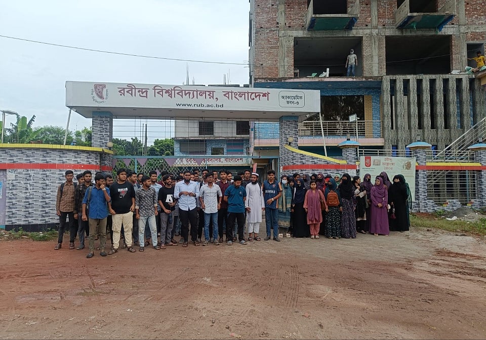 রবীন্দ্র বিশ্ববিদ্যালয়ের স্থায়ী ক্যাম্পাসের নির্ধারিত স্থান থেকে অবৈধভাবে বালু উত্তোলনের প্রতিবাদে বিক্ষোভ মিছিল শুরুর আগমুহূর্তে। রোববার বিকেলে বিশ্ববিদ্যালয়ের অস্থায়ী একাডেমিক ভবন-৩-এর সামনে
