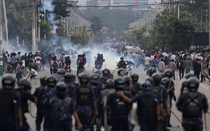 নেপালের রাজধানী কাঠমান্ডুতে দাঙ্গা পুলিশের মুখোমুখি বিক্ষোভকারীরা