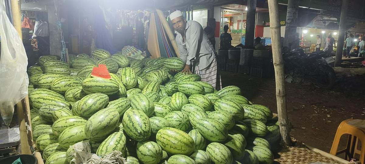 কক্সবাজারের টেকনাফের বাসস্টেশন বাজারের ফলের দোকানগুলোতে গেলে দেখা মিলছে তরমুজের স্তূপ। গতকাল দুপুরে তোলা