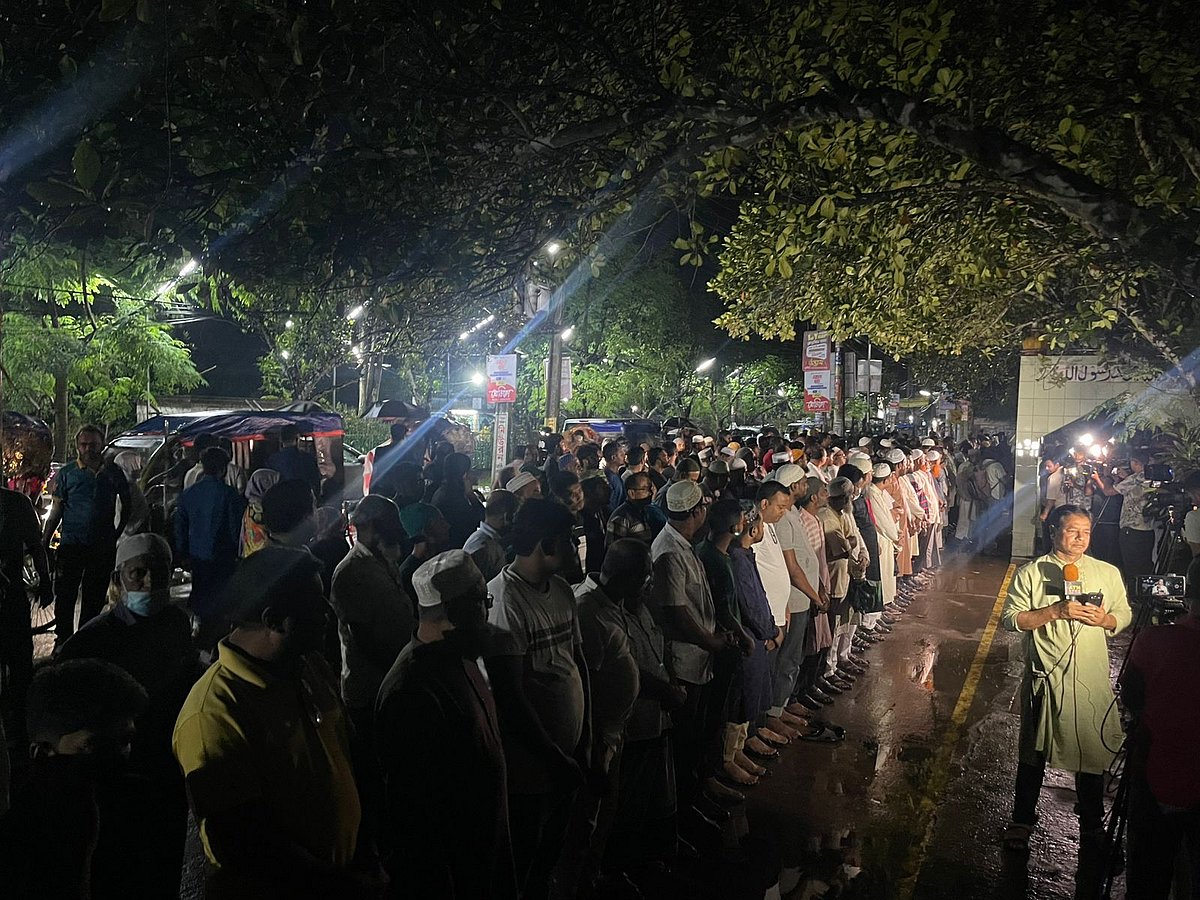 কুষ্টিয়া পৌর গোরস্তানে ফরিদা পারভীনের জানাজা অনুষ্ঠিত হয়। আজ রোববার রাতে