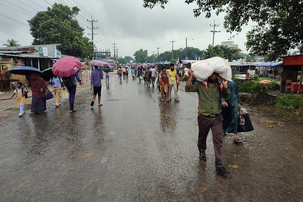 পাবনা-১ (বেড়া আংশিক সাঁথিয়া) সংসদীয় আসন পূর্ণবহালের দাবিতে মহাসড়ক ও নৌপথ অবরোধ অবরোধের কারণে দুর্ভোগে পড়েন সাধারণ মানুষ। সিএন্ডবি, বেড়া, পাবনা,  ১৪ সেপ্টেম্বর