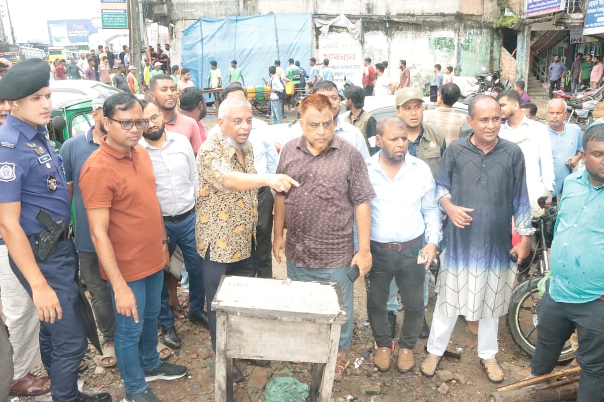 সিলেটের কিনব্রিজ এলাকায় অবৈধভাবে অবস্থানরত হকারদের সরিয়ে দিতে অভিযানে উপস্থিত ছিলেন সিলেটের জেলা প্রশাসক মো. সারওয়ার আলম ও সাবেক সিটি মেয়র আরিফুল হক চৌধুরী। গতকাল শনিবার তোলা