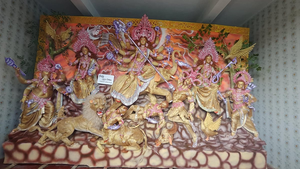 কলারোয়া পৌর সদরের উত্তর মুরারীকাটি পালপাড়ার পূজামণ্ডপে সোনালি আঁশে তৈরি হয়েছে প্রতিমা। গতকাল শনিবার তোলা