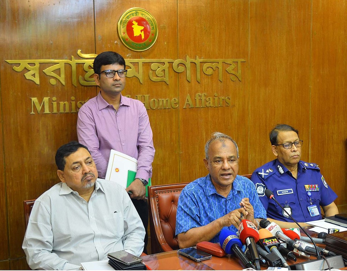 স্বরাষ্ট্র উপদেষ্টা লেফটেন্যান্ট জেনারেল মো. জাহাঙ্গীর আলম চৌধুরী (অব.) গতকাল রোববার ঢাকায় স্বরাষ্ট্র মন্ত্রণালয়ে আইনশৃঙ্খলা–সংক্রান্ত কোর কমিটির সভা শেষে সাংবাদিকদের ব্রিফ করেন। ১৪ সেপ্টেম্বর, ২০২৫