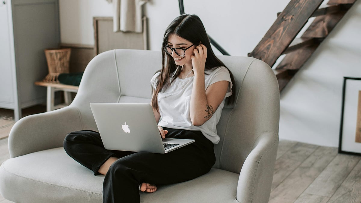 প্রেম স্বতঃস্ফূর্তভাবে ভৌগোলিক দূরত্ব পাড়ি দিয়ে ঠিকই পৌঁছে যাচ্ছে অন্য প্রান্তের মানুষটির কাছে