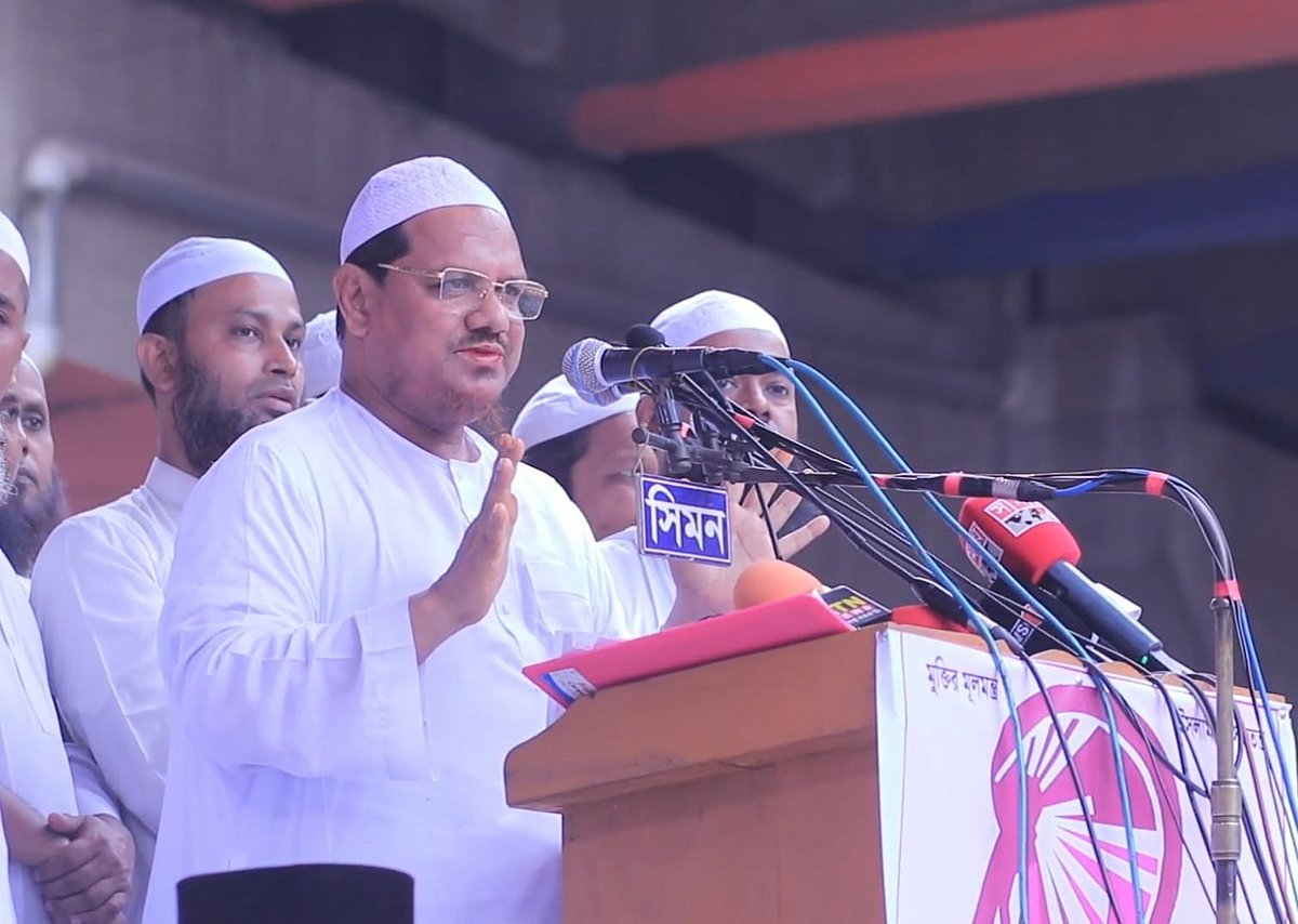 গণসমাবেশে বক্তব্য দেন ইসলামী আন্দোলন বাংলাদেশের আমির চরমোনাই পীর সৈয়দ মুহাম্মাদ রেজাউল করীম