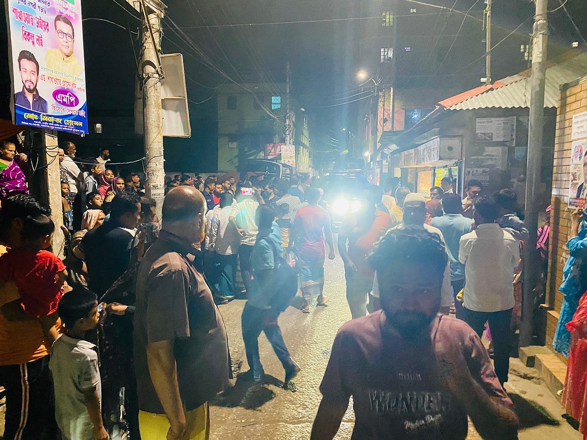 ফ্ল্যাট থেকে সন্তানসহ স্বামী–স্ত্রীর লাশ উদ্ধারের ঘটনায় স্থানীয় বাসিন্দাদের ভিড়। আজ সোমবার সন্ধ্যায় নারায়ণগঞ্জ শহরের বাবুরাইল বউবাজার এলাকায়