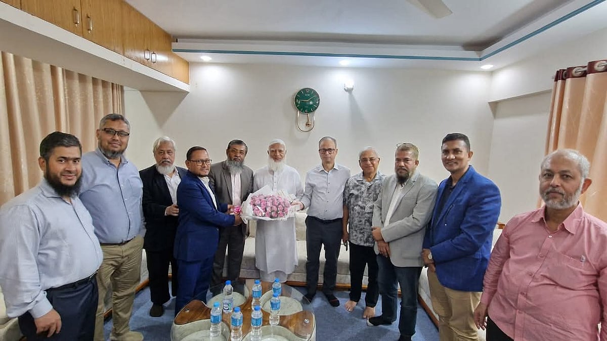 জামায়াতে ইসলামীর আমির শফিকুর রহমানের সঙ্গে বৈঠক করেন তৈরি পোশাকশিল্পের মালিকেরা। গতকাল ঢাকার বসুন্ধরায়