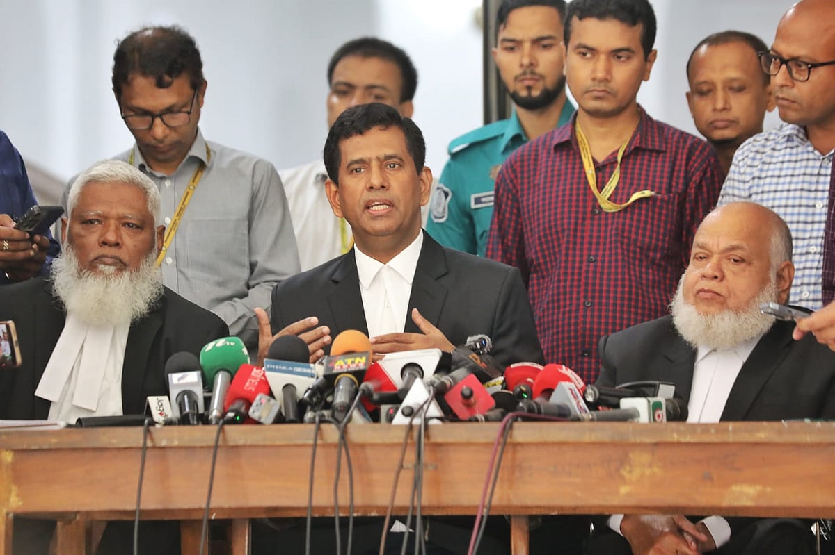 আন্তর্জাতিক অপরাধ ট্রাইব্যুনালের চিফ প্রসিকিউটর মোহাম্মদ তাজুল ইসলাম ট্রাইব্যুনাল প্রাঙ্গণে সাংবাদিকদের ব্রিফ করেন। ১৫ সেপ্টম্বর