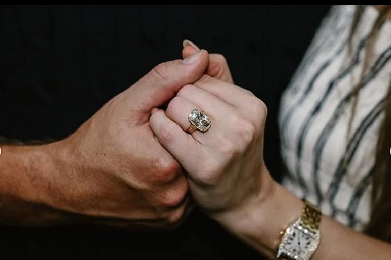 এই হীরার আংটি দিয়ে বাগ্‌দান সেরেছেন জনপ্রিয় গায়িকা টেইলর সুইফট। এটির দাম ১০ লাখ ডলারের বেশি