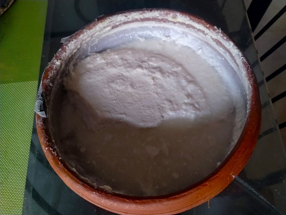 বৈষা দধির বিশেষত্ব হলো এটি মহিষের কাঁচা দুধ দিয়ে পাতা হয়