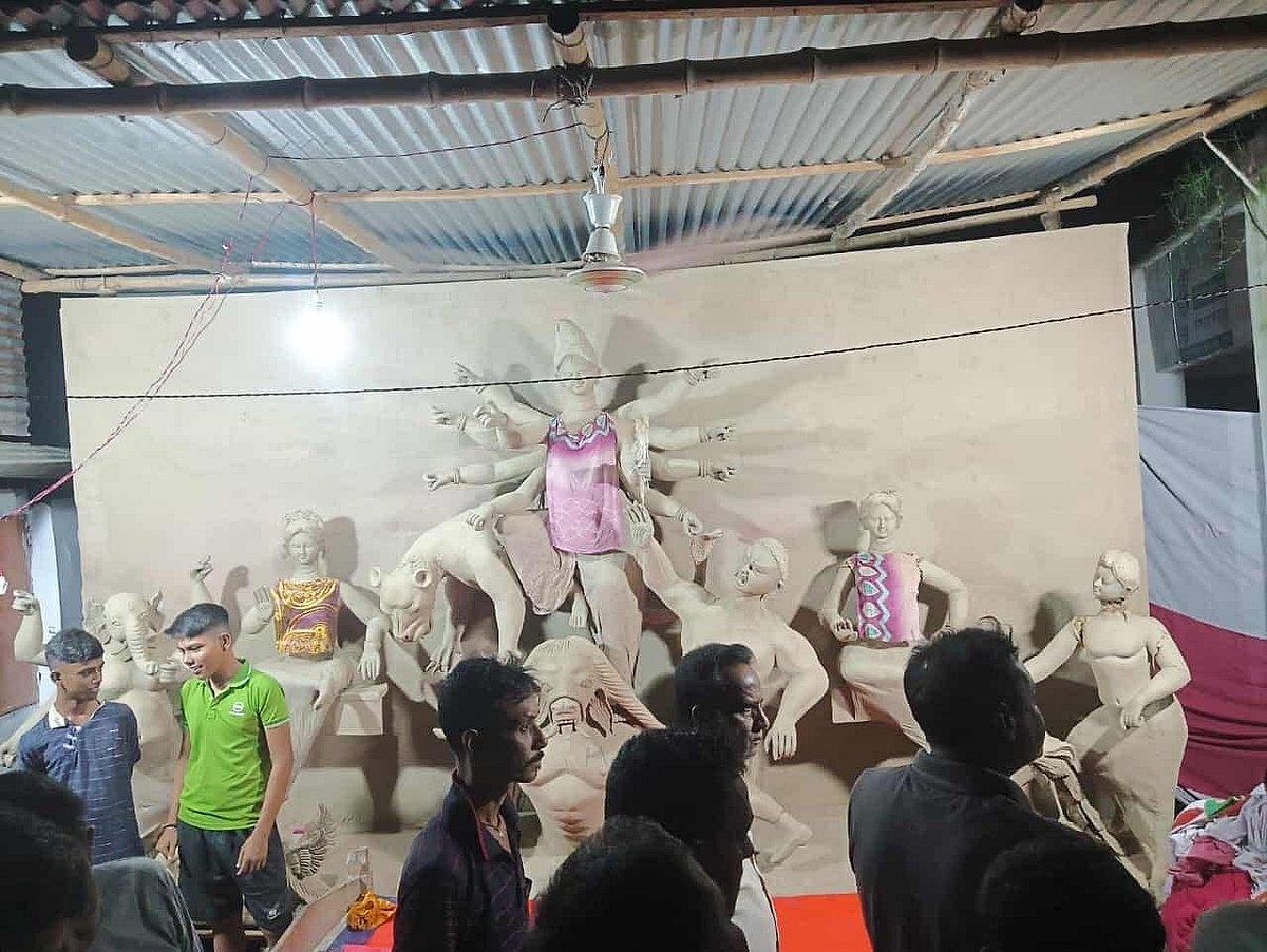 কুষ্টিয়ার মিরপুর উপজেলার স্বরূপদহে পালপাড়া রক্ষাকালী মন্দিরে কার্তিক ও সরস্বতীপ্রতিমার মাথা ও হাত ভাঙচুর করা হয়েছে