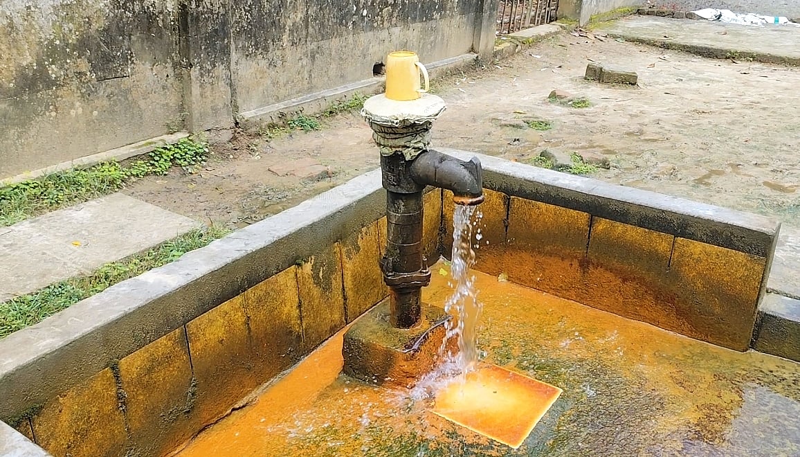 কুমিল্লার বুড়িচং উপজেলার ভবেরমুড়া গ্রামের এই নলকূপ থেকে অনবরত পড়ছে পানি। এ নিয়ে মানুষের মধ্যে বিভিন্ন কৌতুহলের সৃষ্টি হয়েছে। সোমবার দুপুরে ভবেরমুড়া পাক দরবার শরীফ প্রাঙ্গণে
