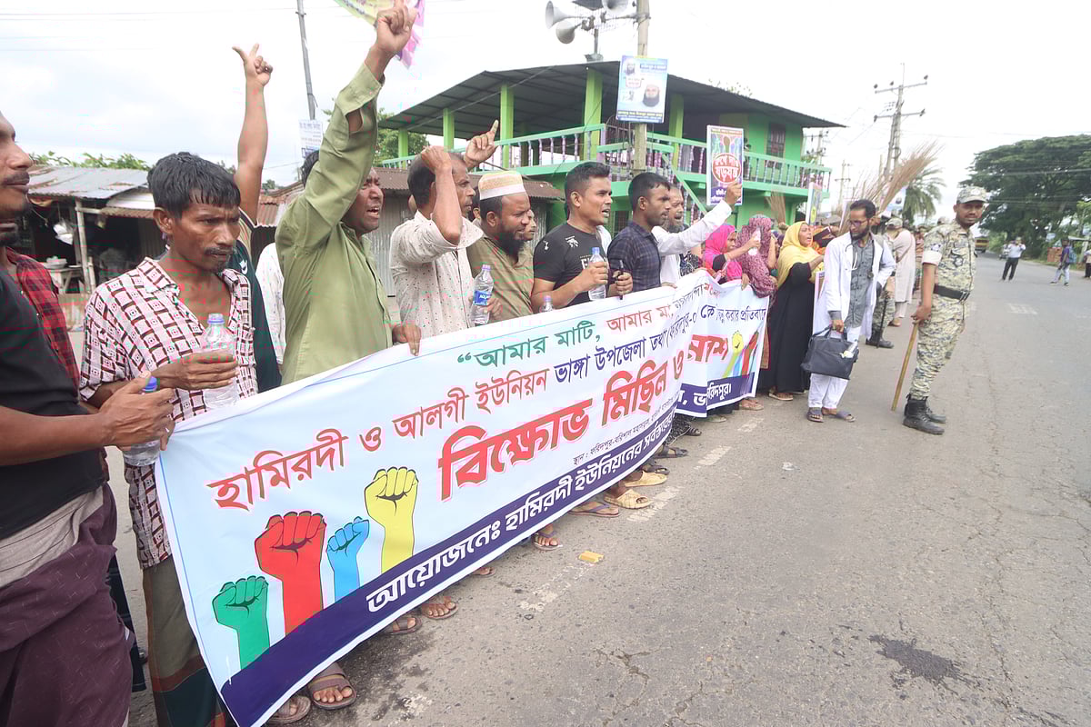 আইনশৃঙ্খলা রক্ষাকারী বাহিনীর তৎপরতায় মহাসড়ক থেকে সরে পাশে মানববন্ধন করছেন আন্দোলনকারীরা। আজ সোমবার ঢাকা-বরিশাল মহাসড়কে ফরিদপুরের ভাঙ্গা উপজেলার হামিরদী এলাকায়