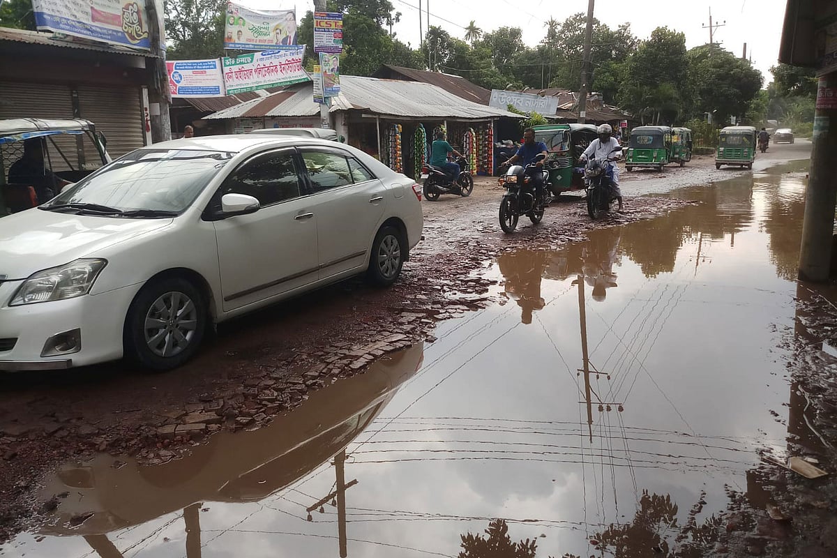 সড়কের এক পাশে গর্ত হয়ে সেখানে জমে আছে পানি। আরেক পাশ দিয়ে কোনো রকমে চলছে যানবাহন। সম্প্রতি ফেনী পৌরসভার সালাউদ্দিন মোড়ে